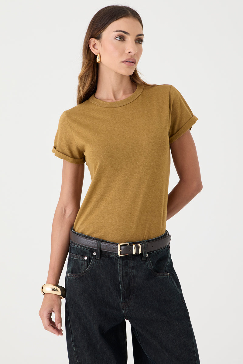 T-shirt Gola Redonda Manga Barra Dobrada – Caramelo